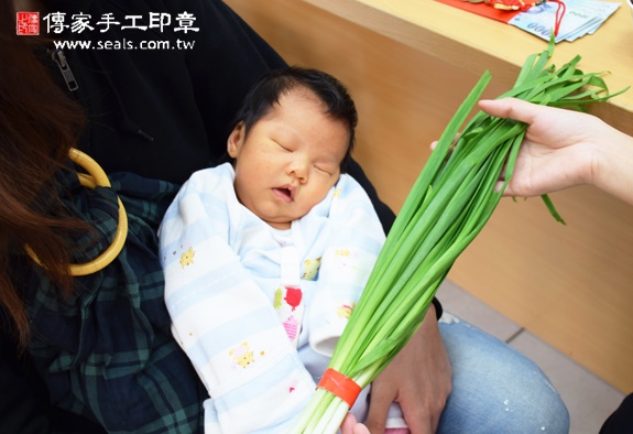 劉寶寶(新竹香山區嬰兒寶寶滿月剃頭理髮、免費嬰兒剃胎毛儀式吉祥話)。中國風會場，爸媽寶貝免費穿「日中韓」古裝禮服。專業拍照、DVD光碟、證書。★購買「臍帶章、肚臍章、胎毛筆刷印章」贈送：剃頭、收涎、抓周，三選一。 2015.11.26 照片10
